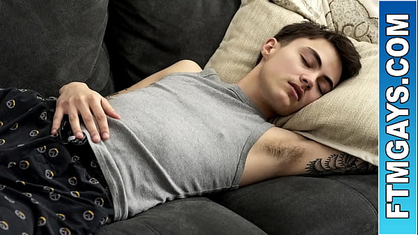 Hoppla, ich habe meinen FTM-Boy gefickt! Gott helfe Dillon Stone! Er hat nicht nur gesündigt, indem er seinen Stiefsohn Joey Michaels gefickt hat, sondern seine Frau steht auch kurz vor der Scheidung!