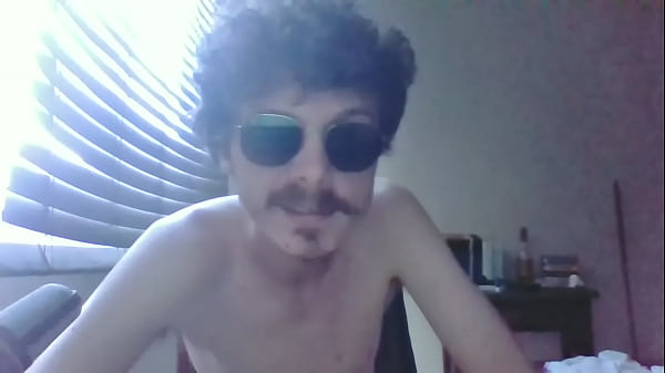 Lendo uma reportagem do jornalista Renan Honorato (semi-nu)